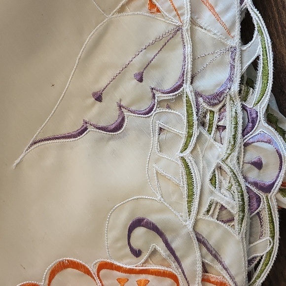 NEW Vintage HAND MADE Embroidered Tablecloth SET - Picture 6 of 14